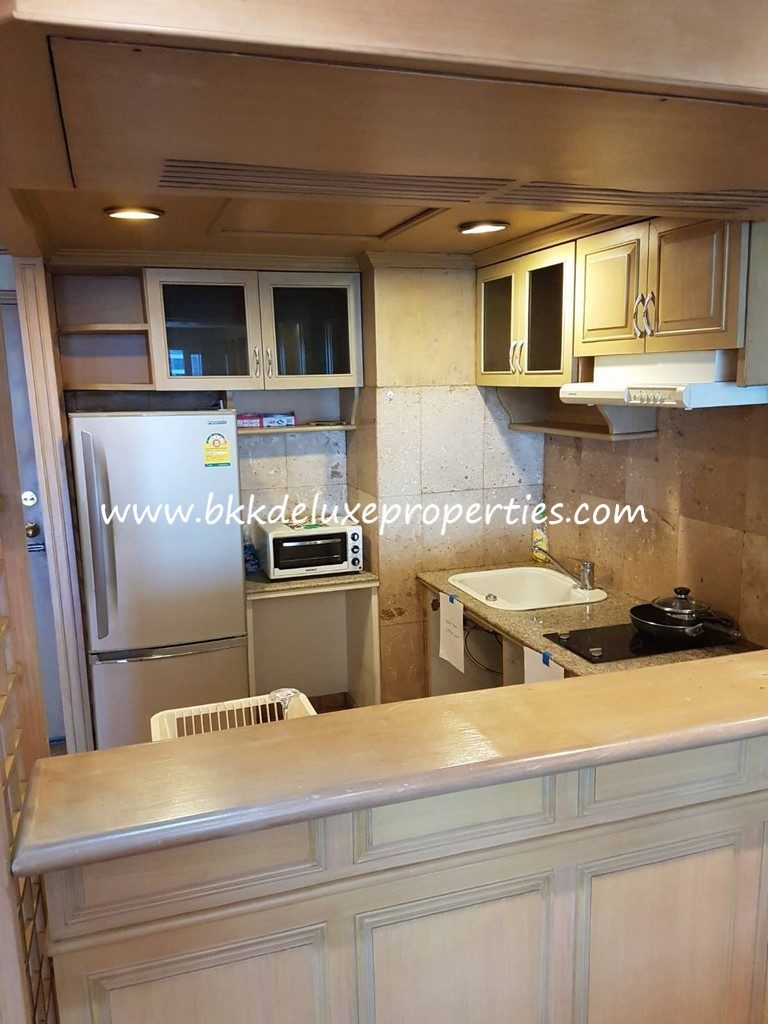 Sukhumvit Suite. Bkkdeluxe Bangkok Spacious One Bedroom Condo For Rent. Kitchen.