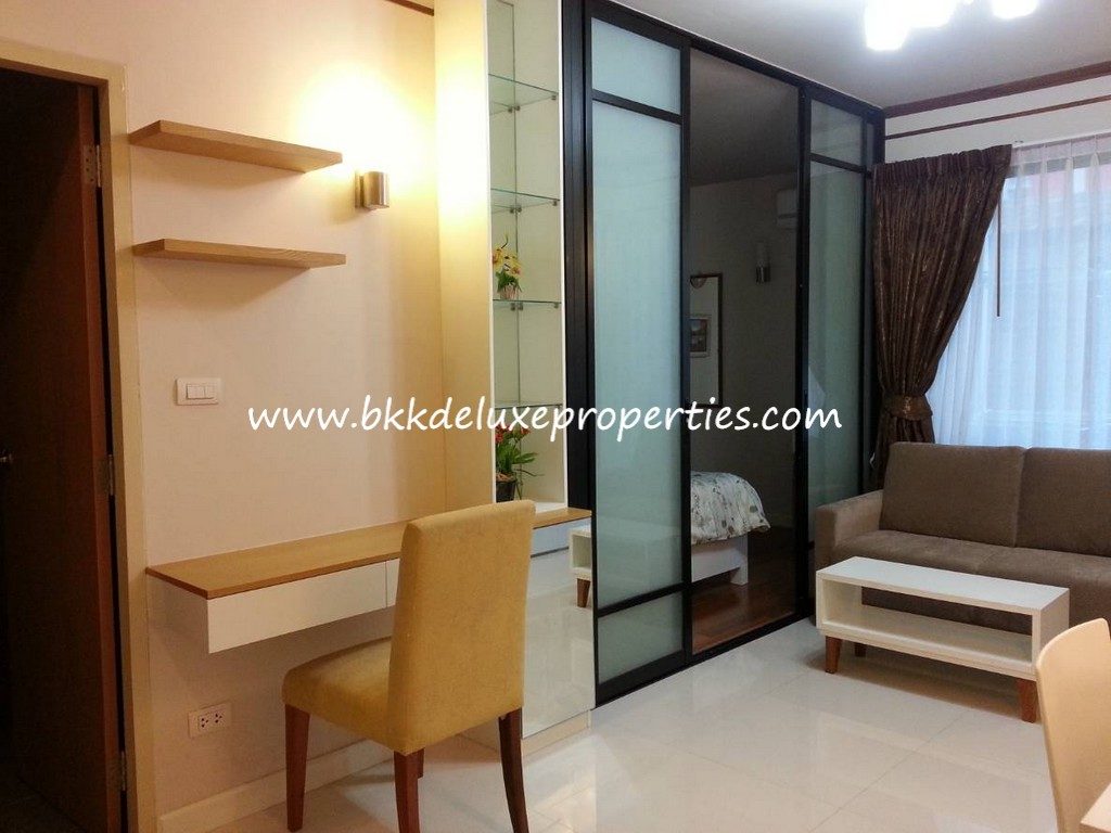 Le Cote Sukhumvit. Bkkdeluxe Bangkok. Park life condo for rent at Asoke. Living Room Desk.