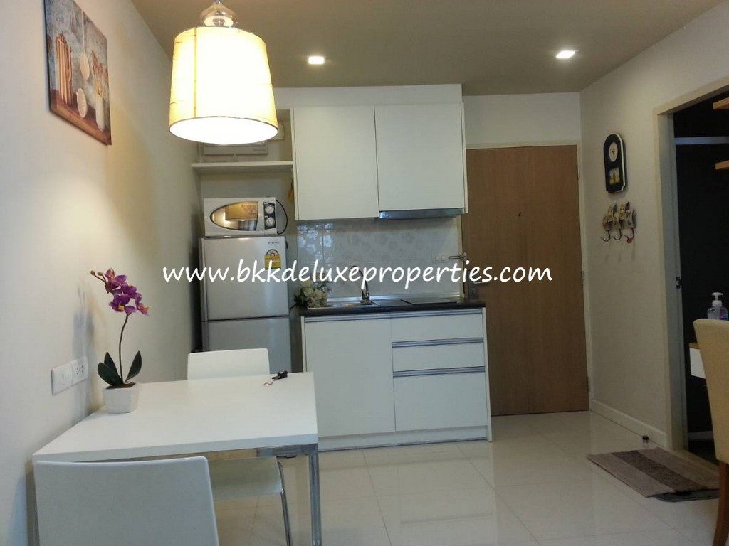 Le Cote Sukhumvit. Bkkdeluxe Bangkok. Park life condo for rent at Asoke. Kitchen Area.