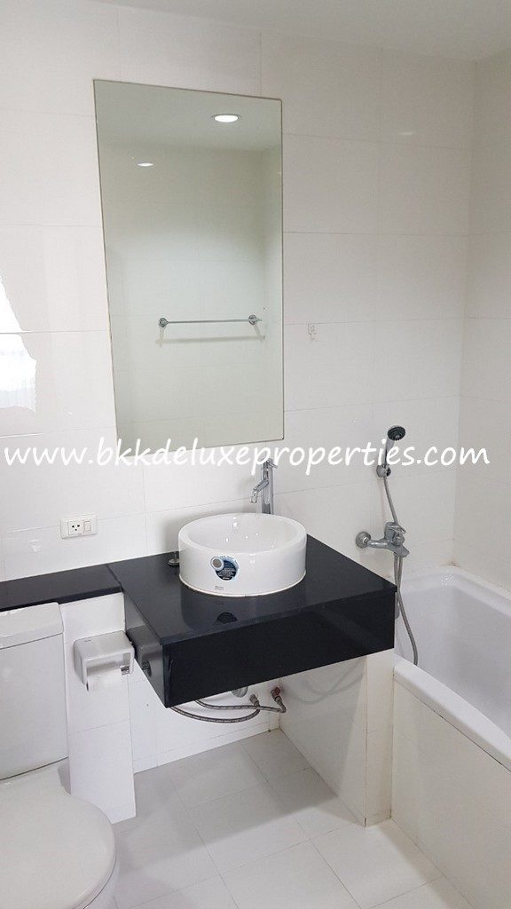 Two bedroom condo for sale on Sukhumvit Soi 11. Bathroom View