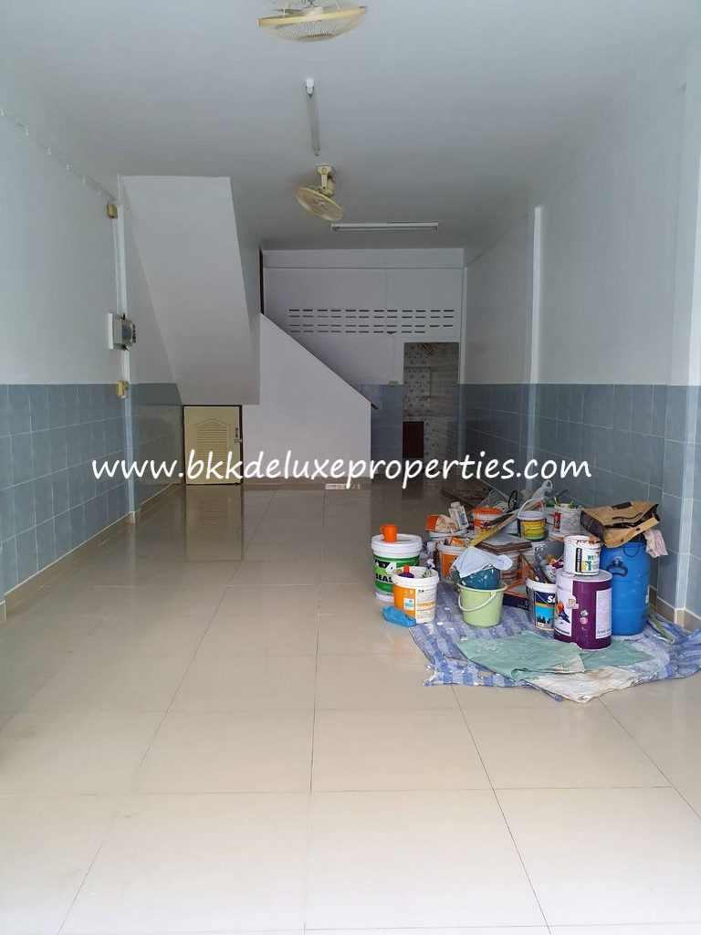 Shophouse For Rent Soi Phum Chit Downstairs View