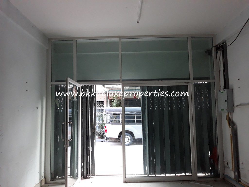 Shophouse For Rent Soi Phum Chit Door View