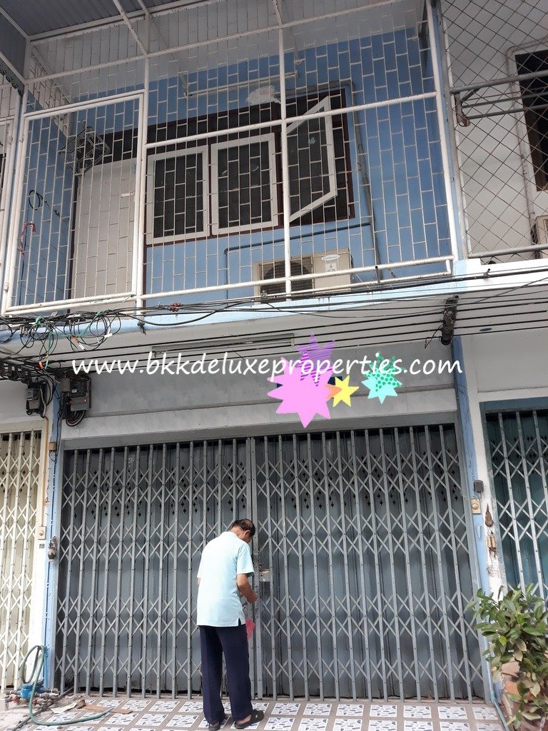 Shophouse For Rent Soi Phum Chit Front View