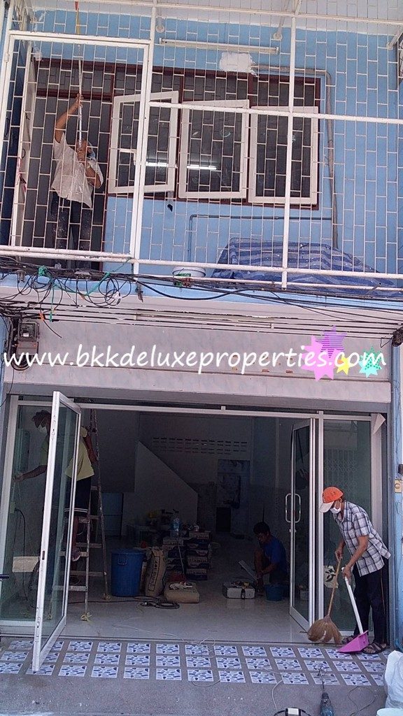 Shophouse For Rent Soi Phum Chit Front View