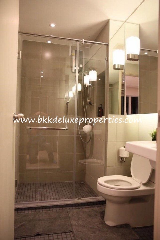 Contemporary condo for sale in Punnawithi. Shower