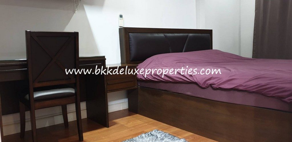 Condo One X. Sukhumvit 26 Condo For Sale Rent. Bedroom Desk.