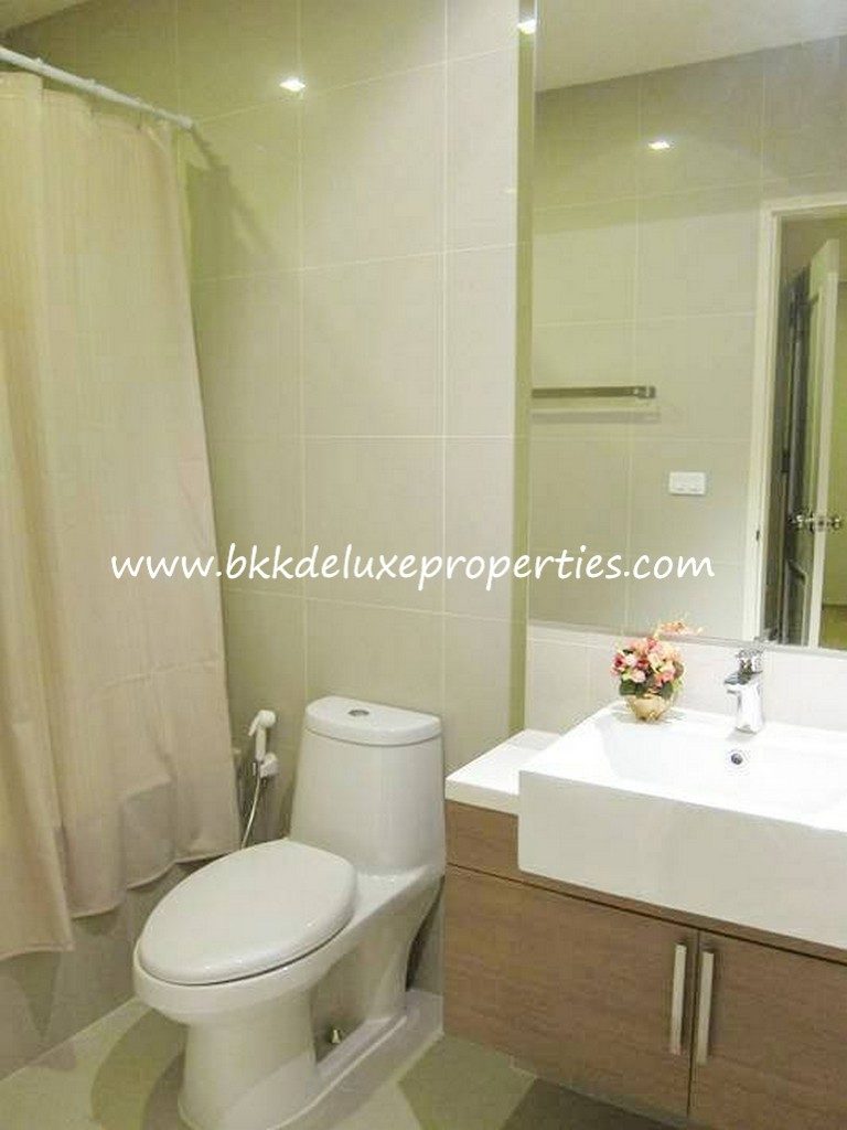 Bangkok condo for rent at phaholyothin 7, Ari. Bathroom