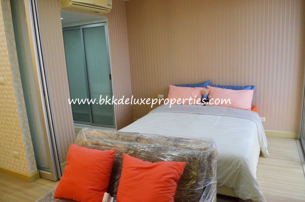 Huai Khwang Bangkok condo for rent, Pracharat Bamphen 6. Sofa