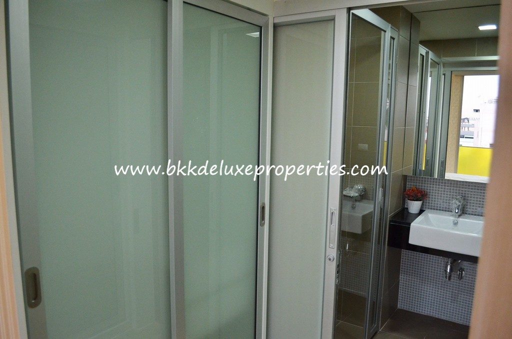 Huai Khwang Bangkok condo for rent, Pracharat Bamphen 6. Bathroom