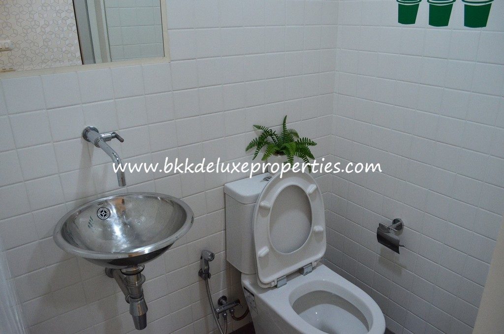 Huai Khwang Bangkok condo for rent, Pracharat Bamphen 6. Toilet