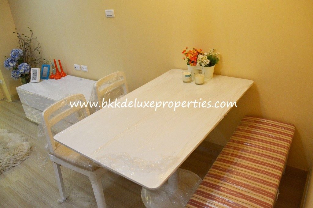 Huai Khwang Bangkok condo for rent, Pracharat Bamphen 6. Kitchen Table