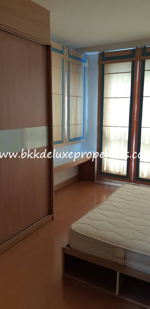 Bangkok huai khwang condo for rent near to MRT. Wardrobe