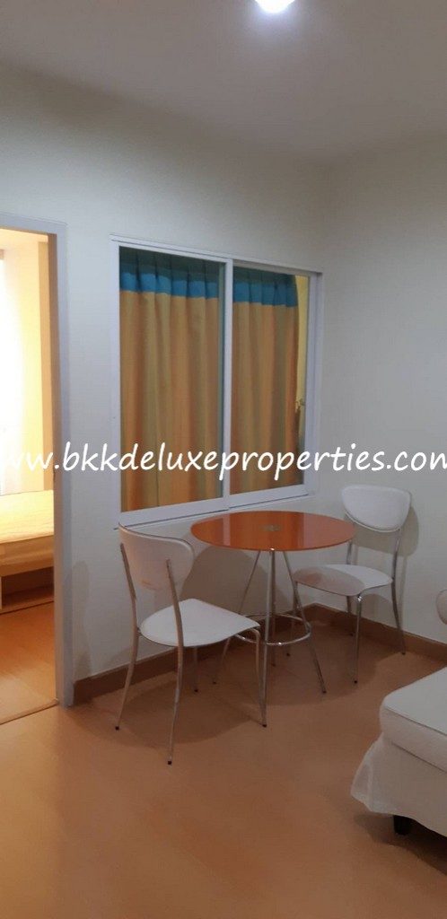 Bangkok huai khwang condo for rent near to MRT. Dining Table