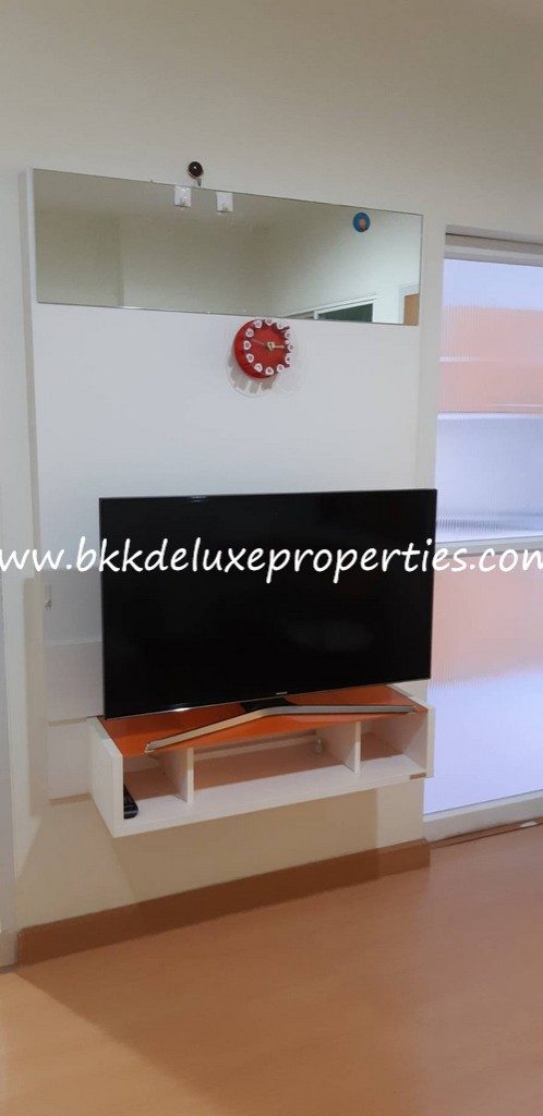 Bangkok huai khwang condo for rent near to MRT. TV