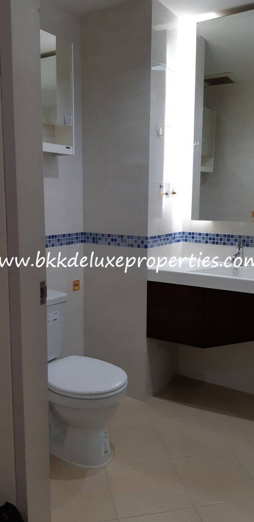 Bangkok huai khwang condo for rent near to MRT. Bathroom