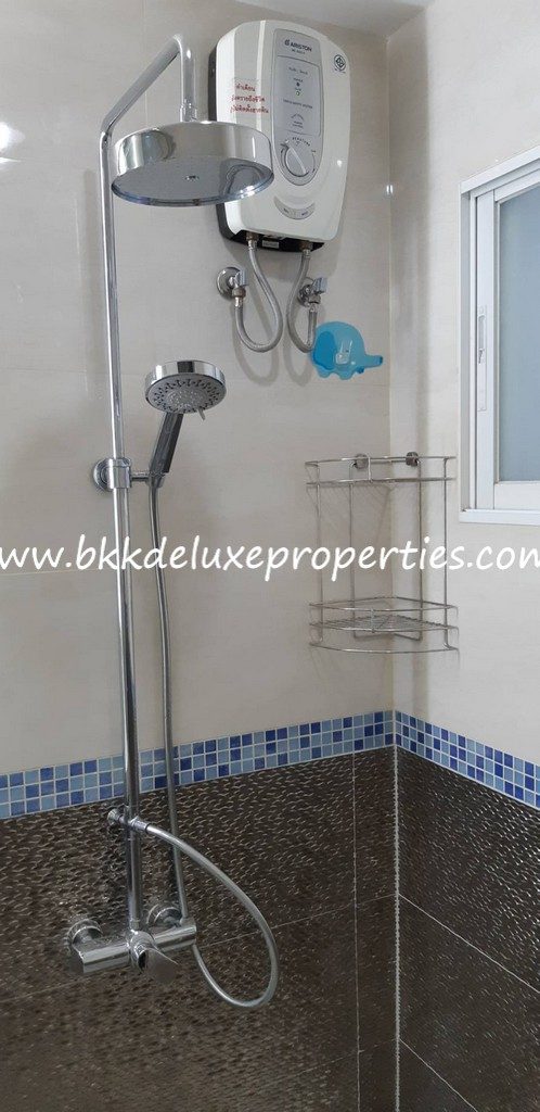 Bangkok huai khwang condo for rent near to MRT. Shower