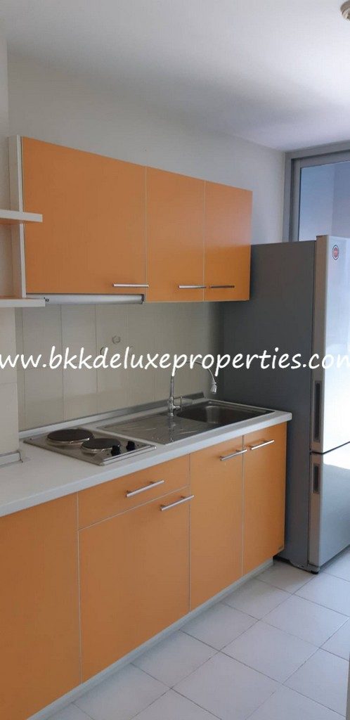 Bangkok huai khwang condo for rent near to MRT. Kitchen Area