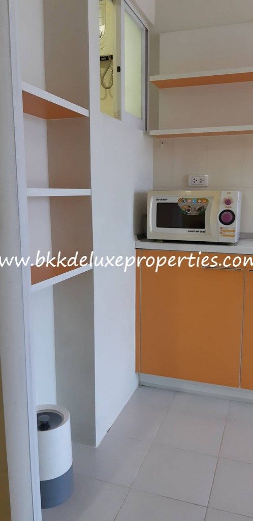 Bangkok huai khwang condo for rent near to MRT. Shelves