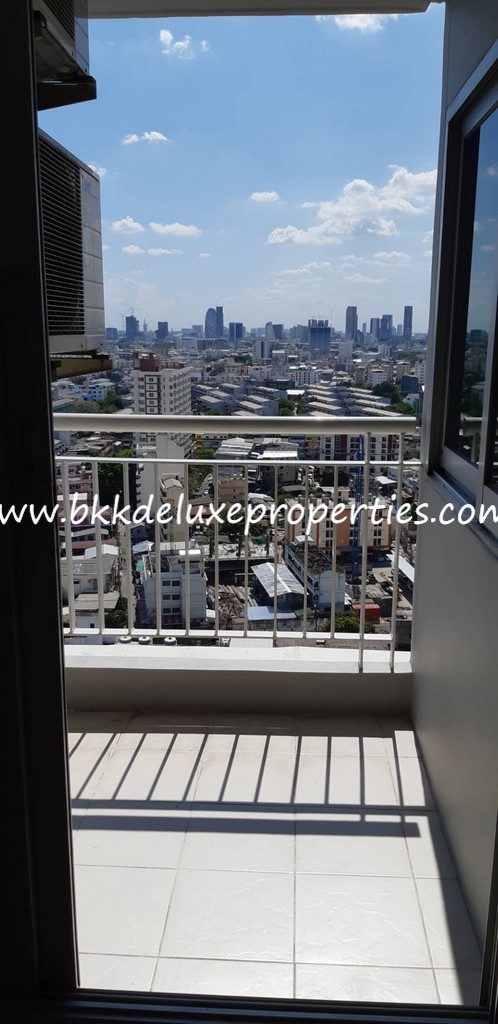 Bangkok huai khwang condo for rent near to MRT. Balcony