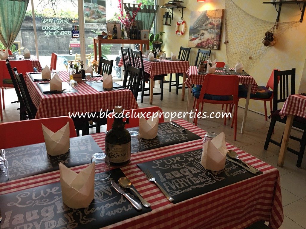 Bangkok Shophouse Rent Phra Khanong. DIning Room