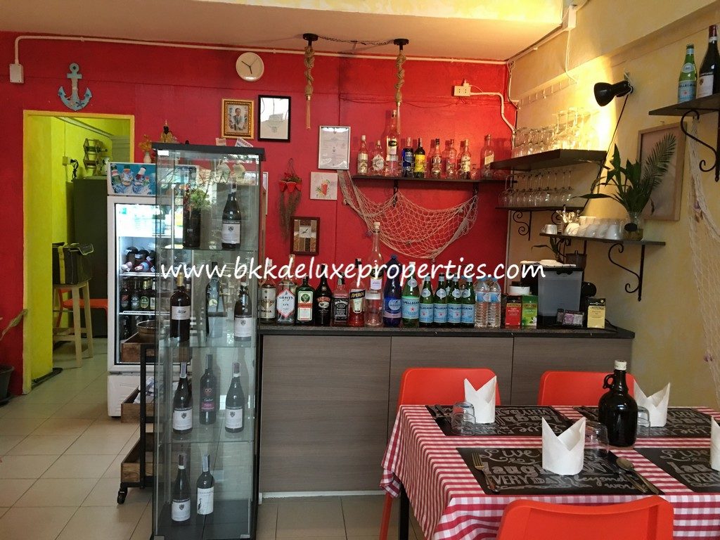 Bangkok Shophouse Rent Phra Khanong. Bar View