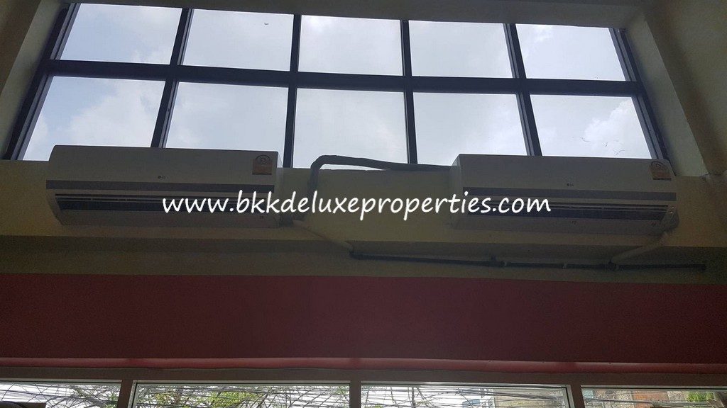 Bangkok Shophouse Rent Phra Khanong. DIning Room. Aircons