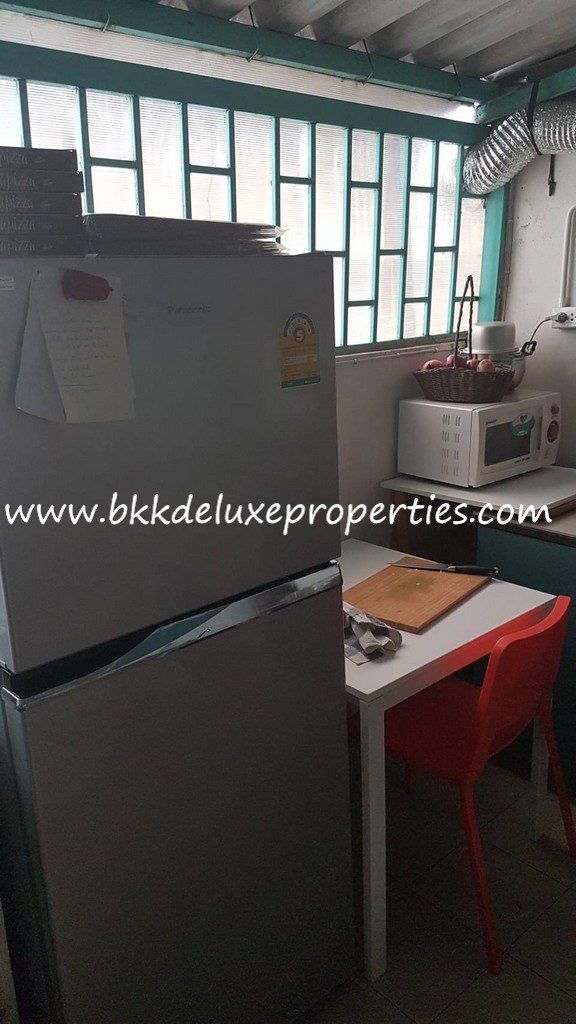 Bangkok Shophouse Rent Phra Khanong. Fridge