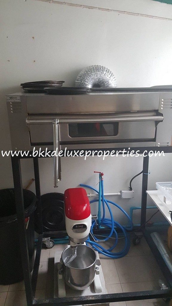 Bangkok Shophouse Rent Phra Khanong. Pizza Oven