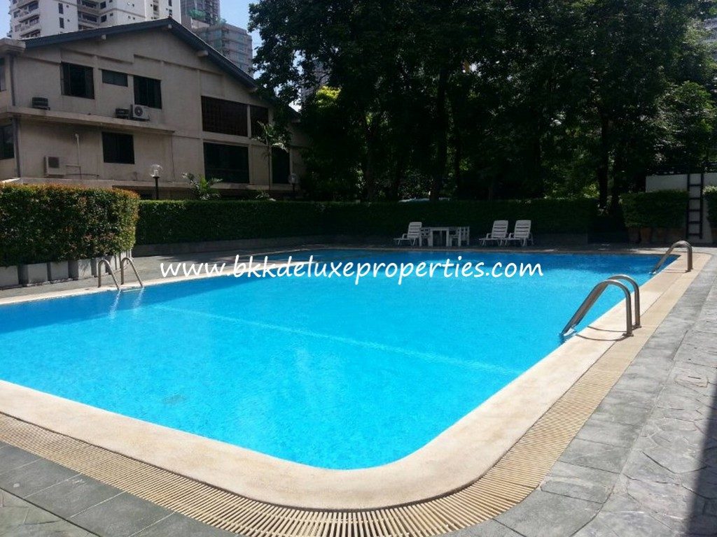 Richmond Palace. Bangkok condo Sukhumvit 43 rent sale. Swimming Pool