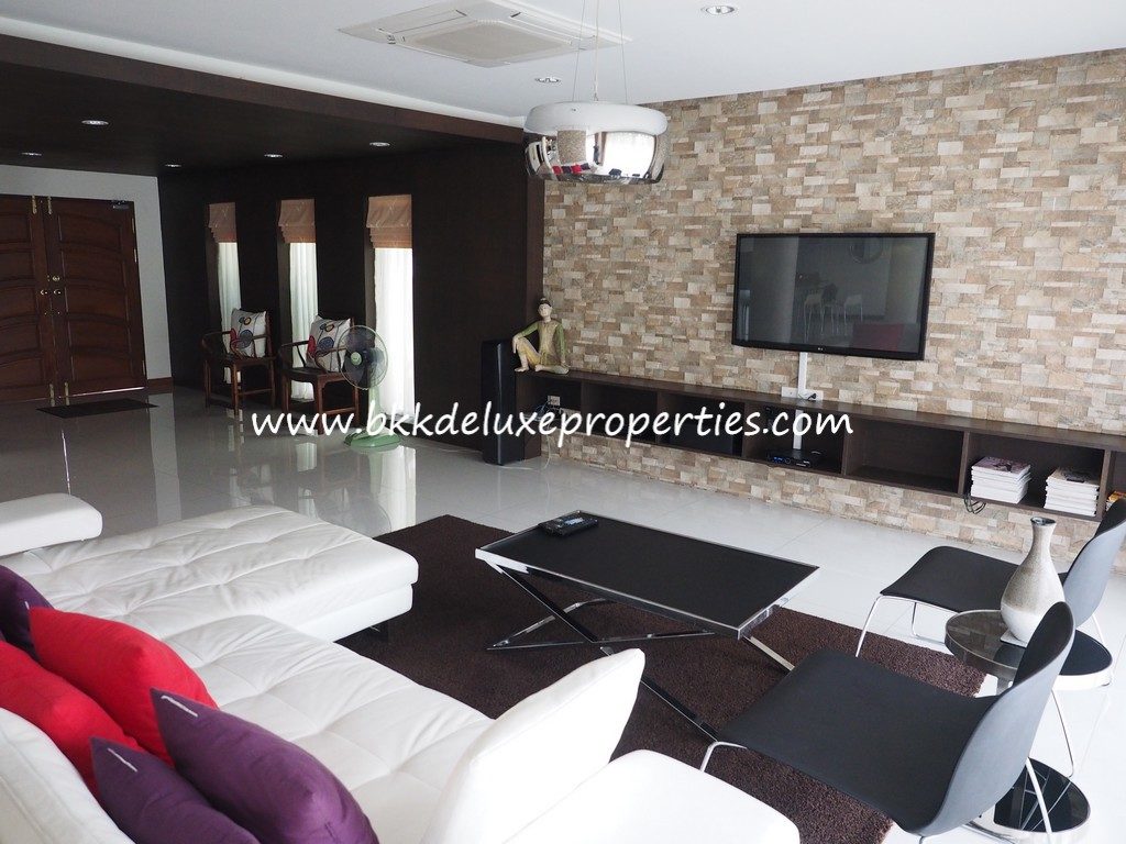 Bangkok Punnawithi House For Sale. Living Room