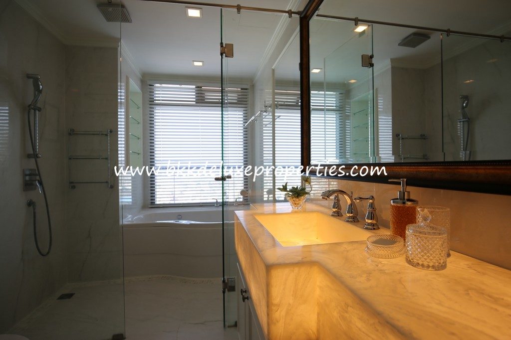 Bangkok Chao Phraya River View Condo For Rent. Master Bathroom