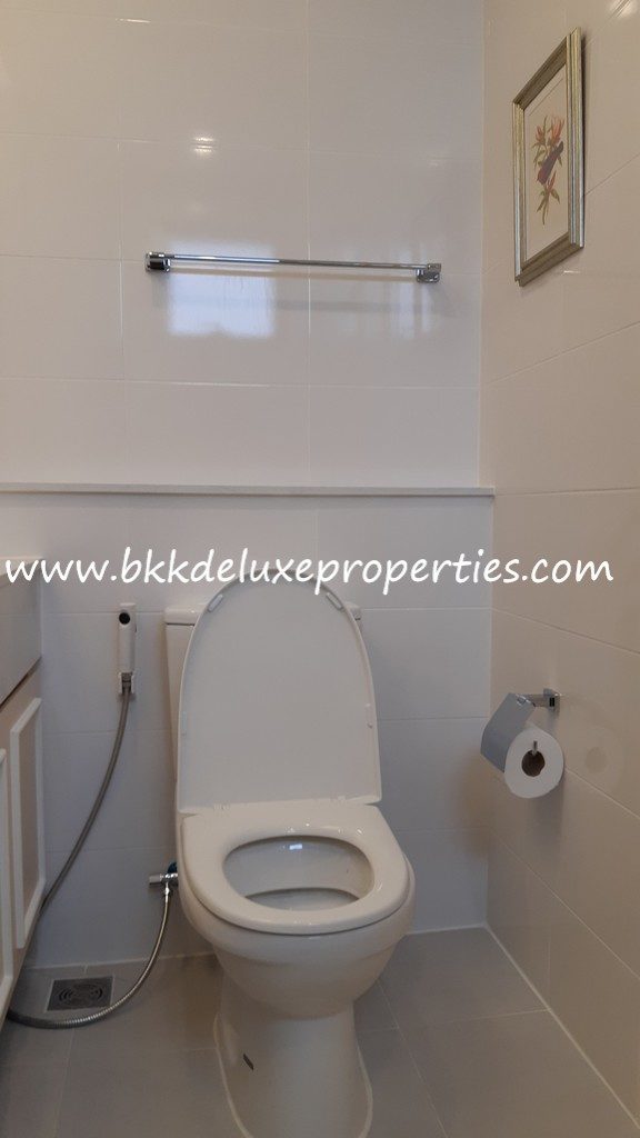 Bangkok Condo For Rent at Thonglor - Phetchaburi. Master Bathroom Toilet