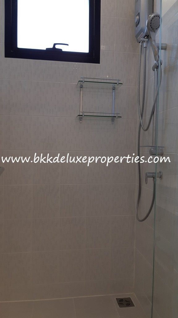 Bangkok Condo For Rent at Thonglor - Phetchaburi. Master Bathroom Shower