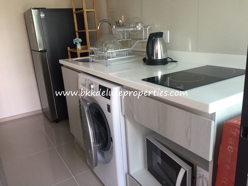 Life Asoke. Bkkdeluxe Phetchaburi Condo Apartment For Rent In Bangkok. Kitchen Area.