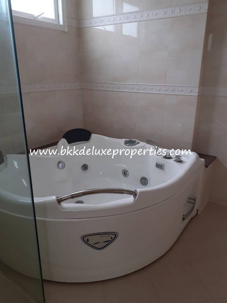 Ananda Sportlife. Bkkdeluxe Bangkok House For Sale Near Suvarnabhumi Airport. Bath Tub