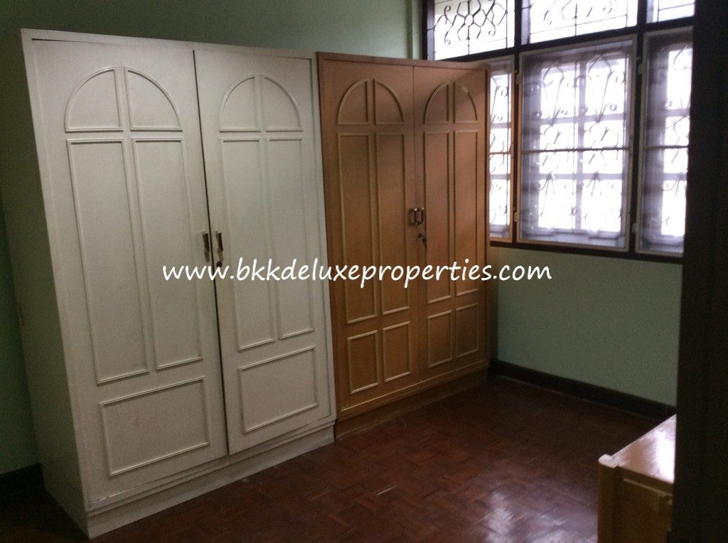 Bkkdeluxe Bangkok Townhouse For Rent In Phra Khanong. Wardrobes