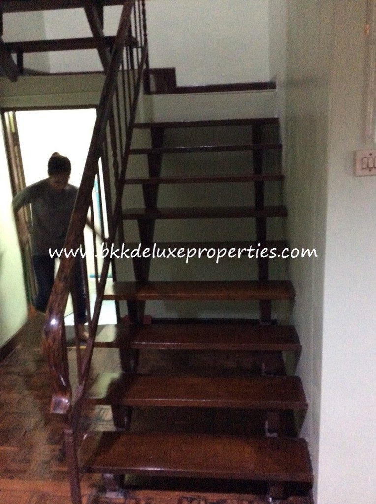 Bkkdeluxe Bangkok Townhouse For Rent In Phra Khanong. Staircase 2