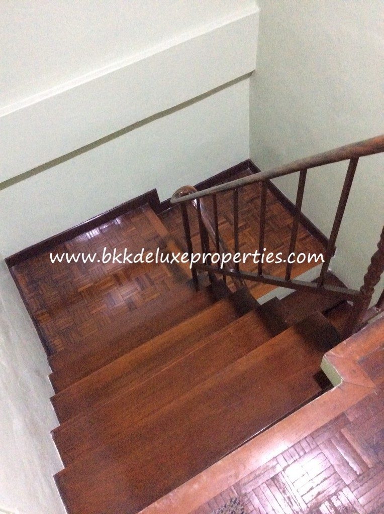 Bkkdeluxe Bangkok Townhouse For Rent In Phra Khanong. Staircase 1