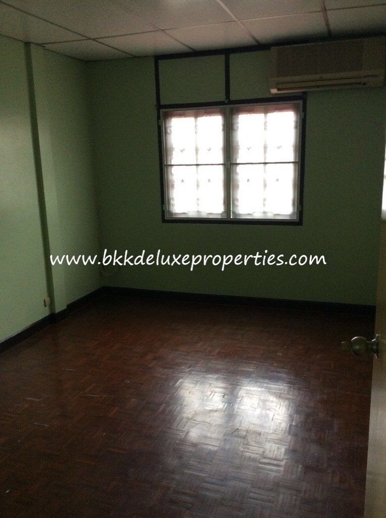 Bkkdeluxe Bangkok Townhouse For Rent In Phra Khanong. Bedroom 1