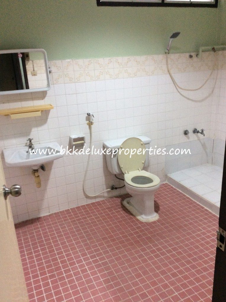 Bkkdeluxe Bangkok Townhouse For Rent In Phra Khanong. Bathroom