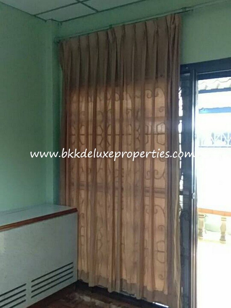 Bkkdeluxe Bangkok Townhouse For Rent In Phra Khanong. Front Door