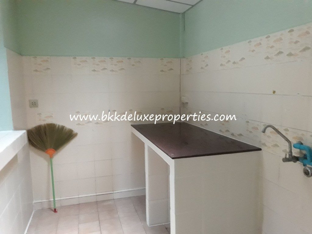 Bkkdeluxe Bangkok Townhouse For Rent In Phra Khanong. Kitchen Counter