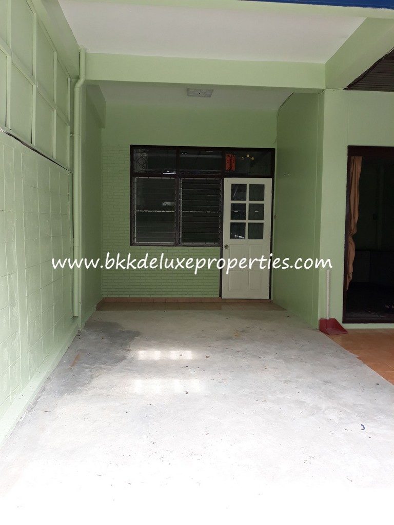 Bkkdeluxe Bangkok Townhouse For Rent In Phra Khanong. Driveway.