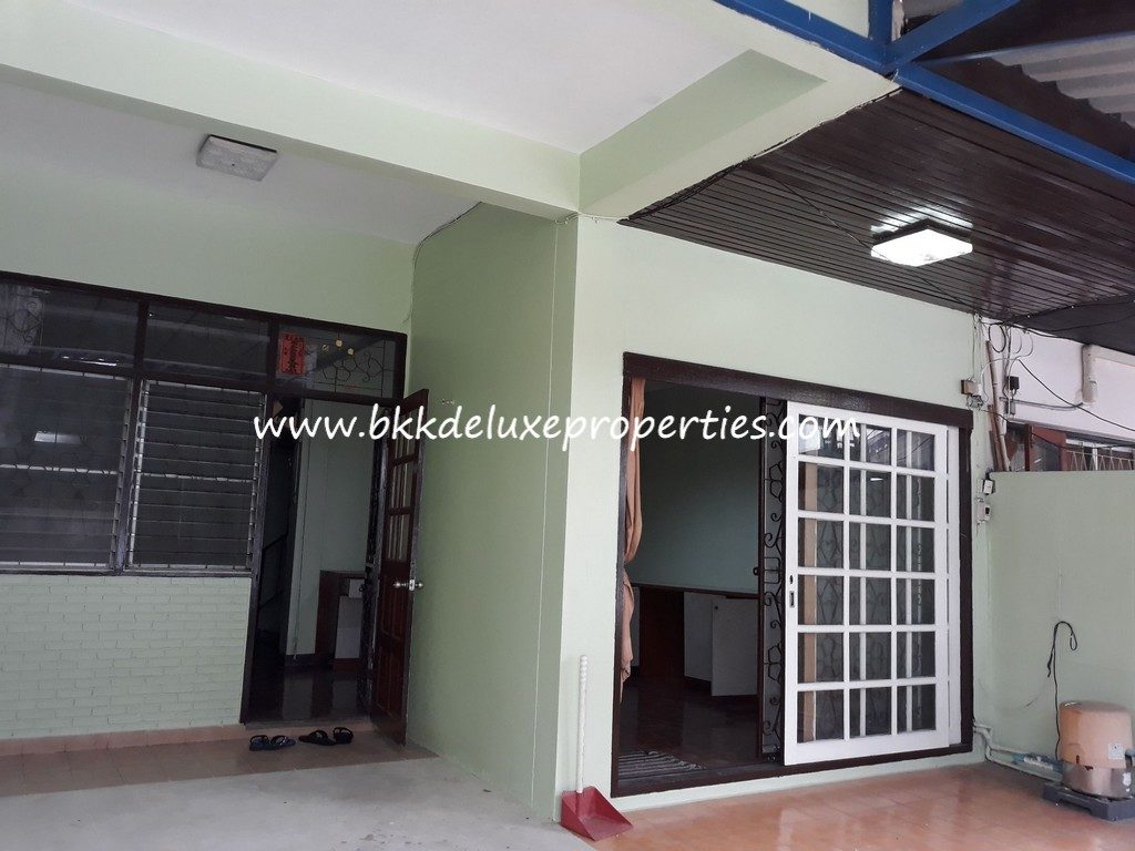 Bkkdeluxe Bangkok Townhouse For Rent In Phra Khanong. House Front