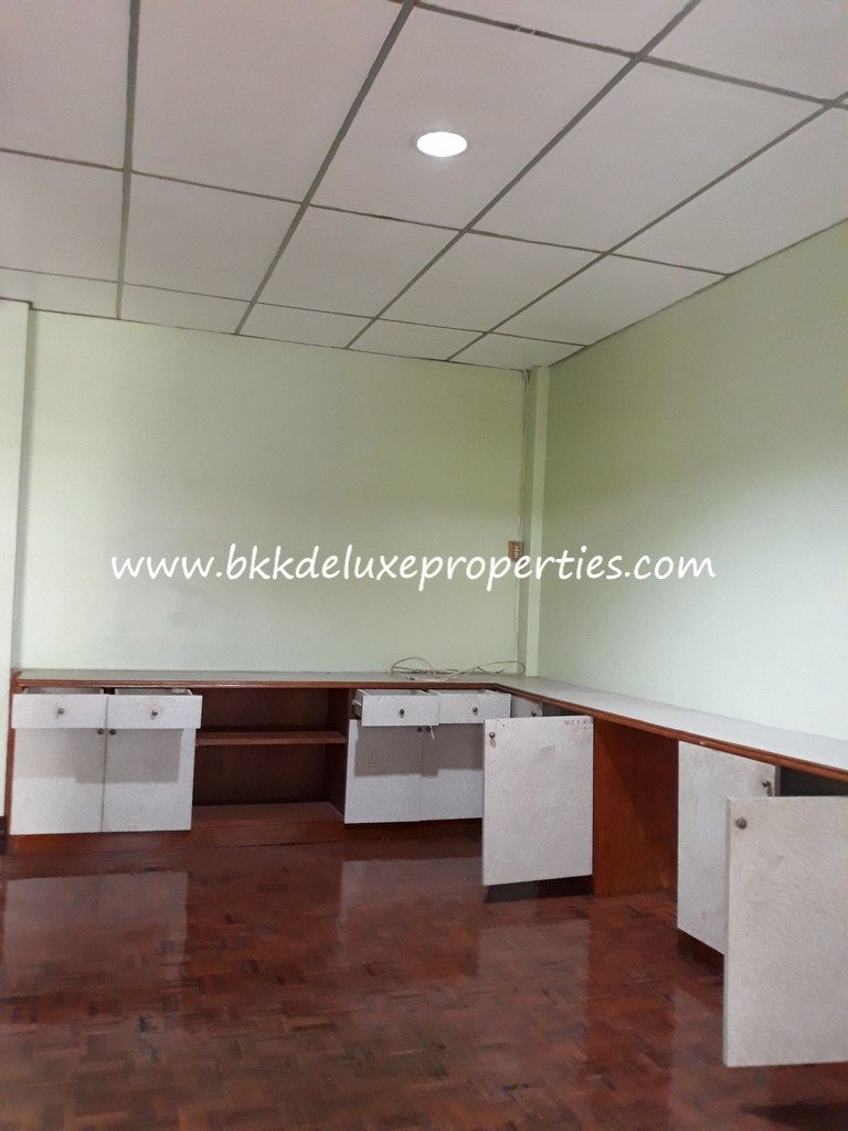 Bkkdeluxe Bangkok Townhouse For Rent In Phra Khanong. Cupboard Space