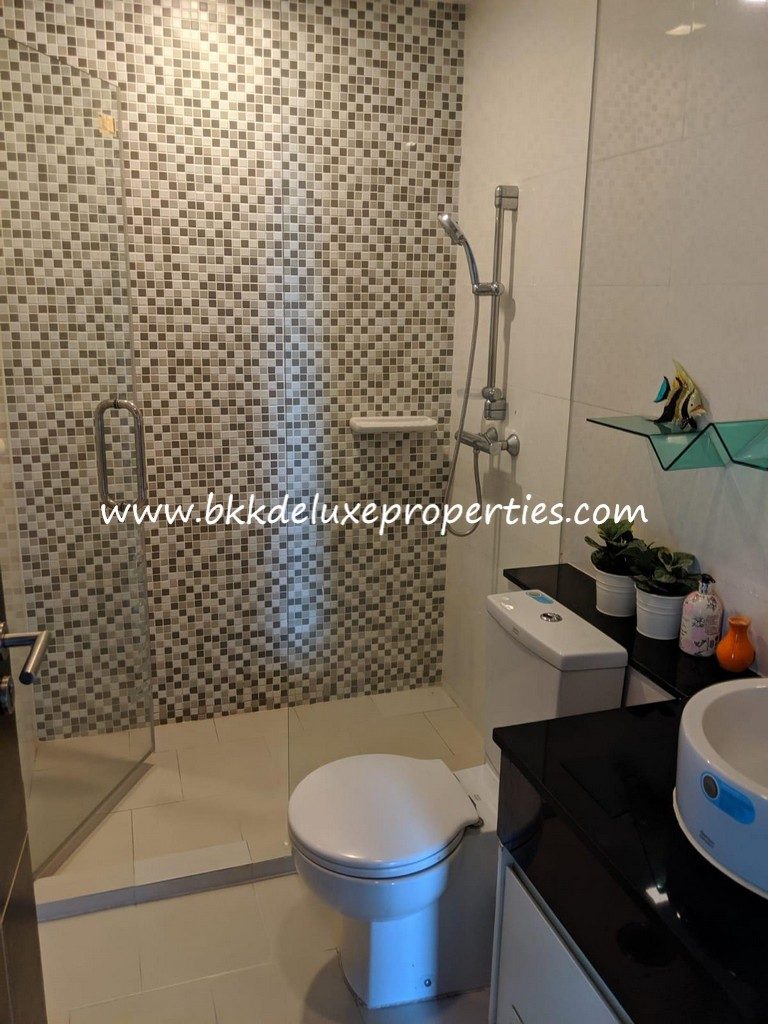 Bkkdeluxe Sukhumvit 11 condo apartment for rent in Bangkok. Master Bathroom.