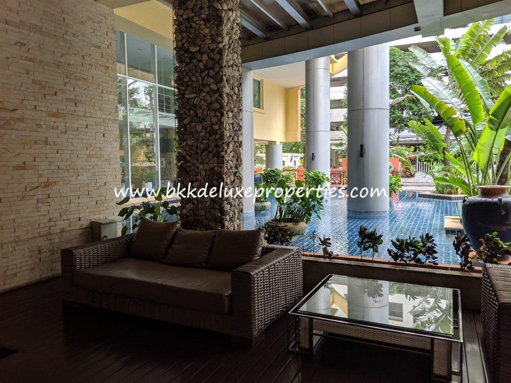 Bkkdeluxe Sukhumvit 11 condo apartment for rent in Bangkok. Pool Area.