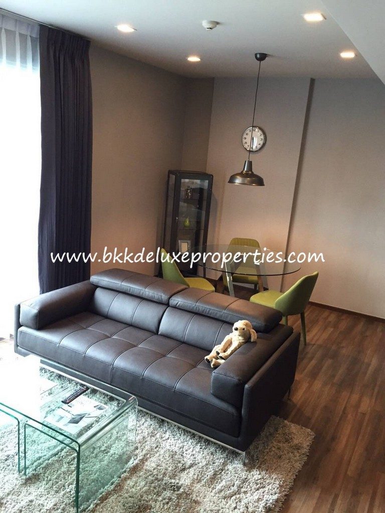 Bkkdeluxe Bangkok condo for rent in Ekkamai 12. Sofa.