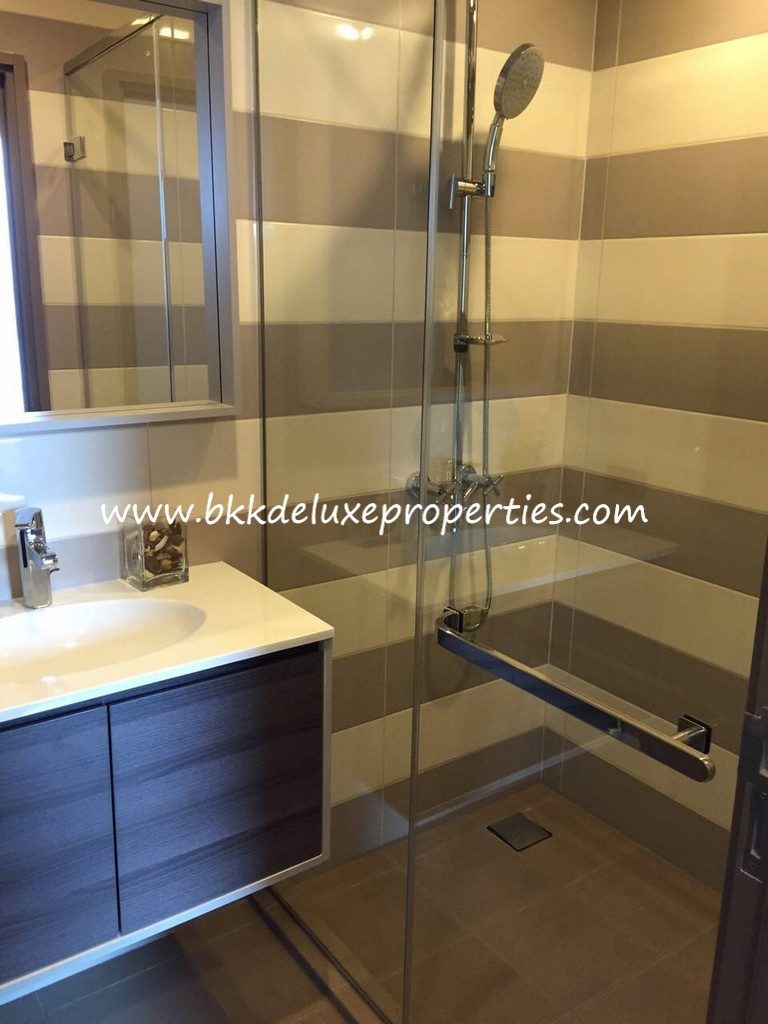 Bkkdeluxe Bangkok condo for rent in Ekkamai 12. Bathroom..