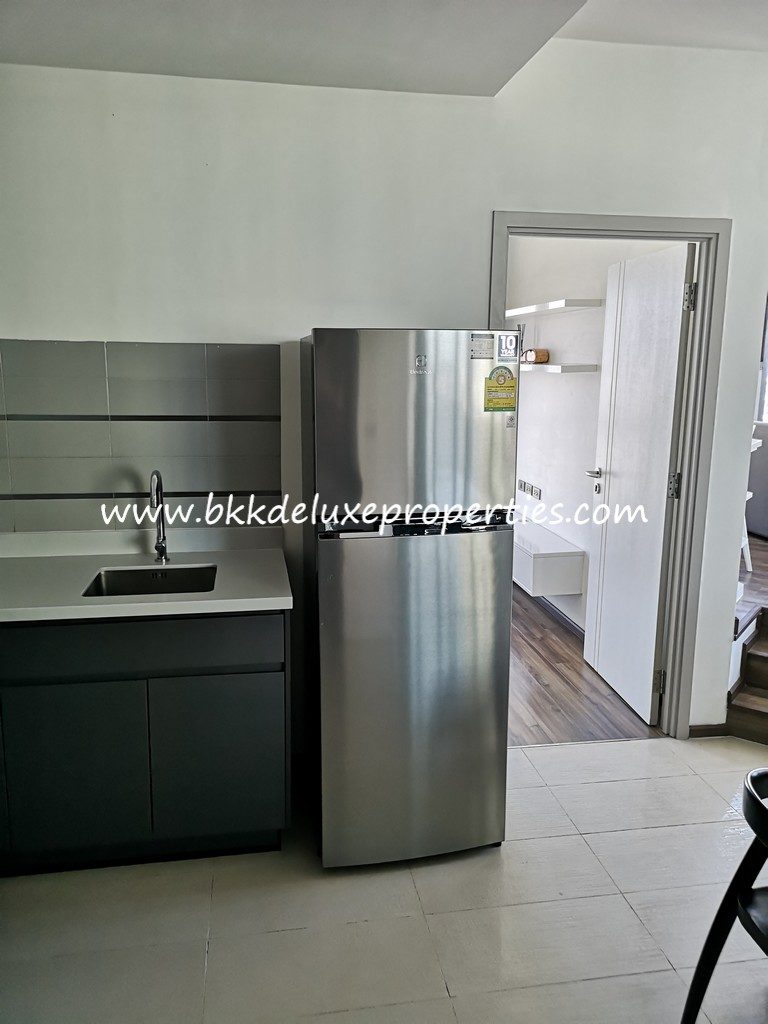 Wyne Sukhumvit. Bkkdeluxe Bangkok condo for rent Phra Khanong BTS. Fridge.